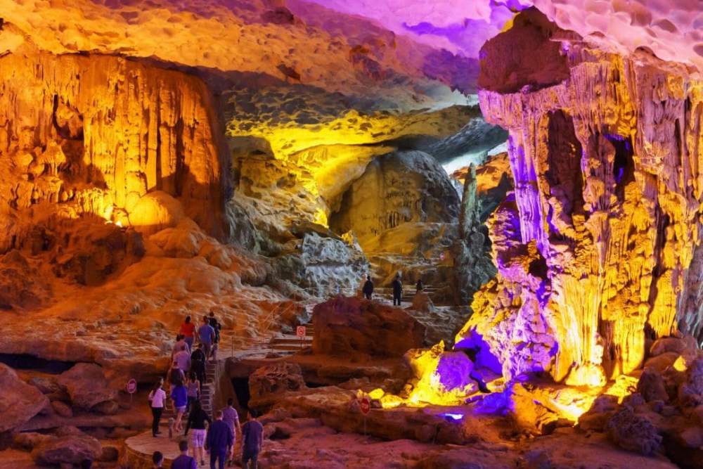 À l'intérieur de la grotte de Sung Sot dans la baie d'Ha Long